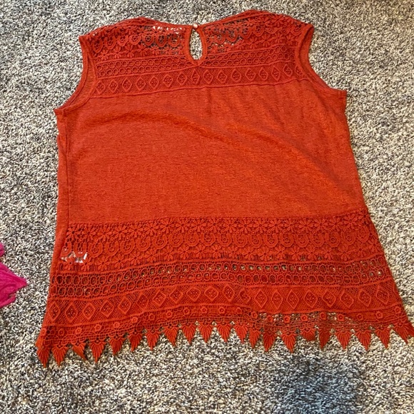 Sleeveless shirt! 💕 - Picture 2 of 2